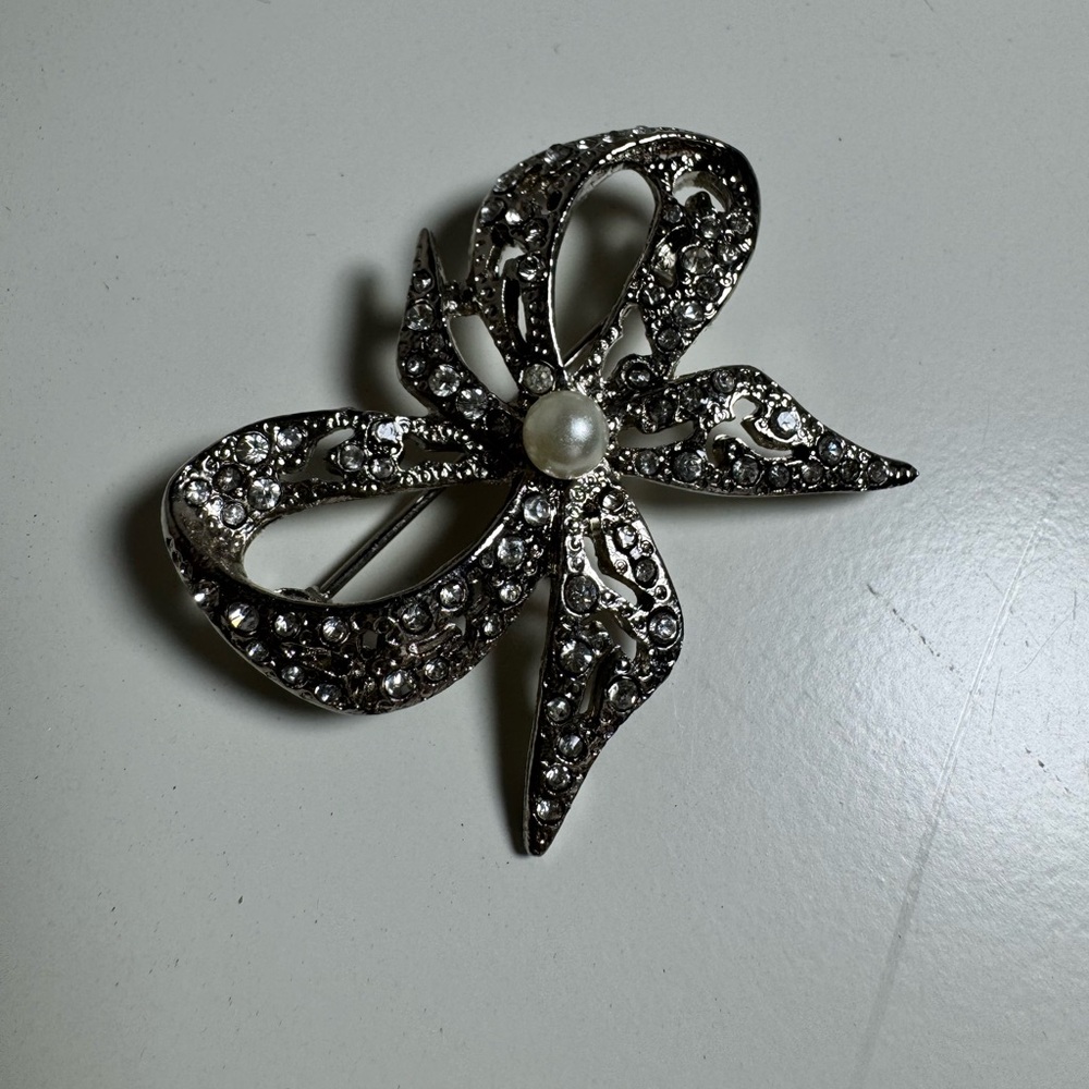 Vintage Silver Tone Rhinestone‎ Bow Brooch Faux Pearl Center Ribbon Pin